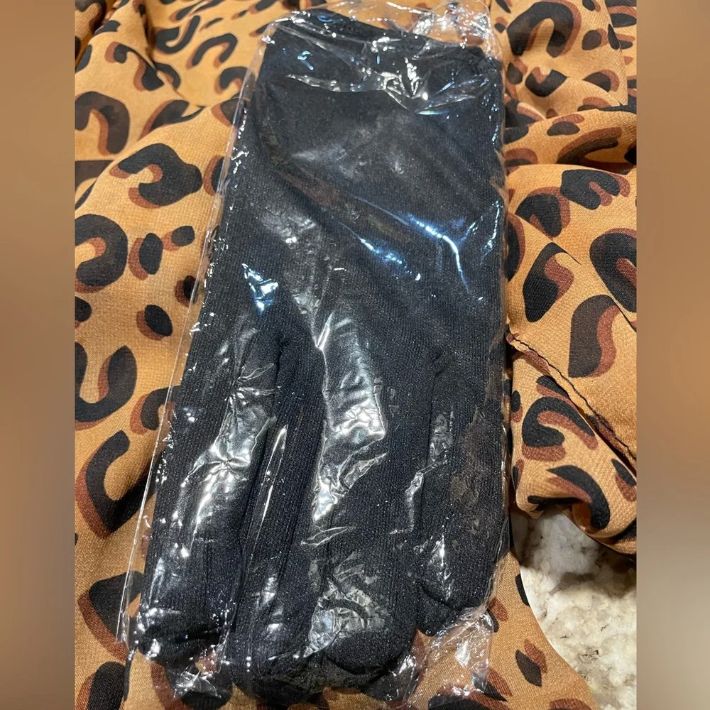 🌻 Black costume or regular shorts gloves (wrist length)New /never worn /One Size